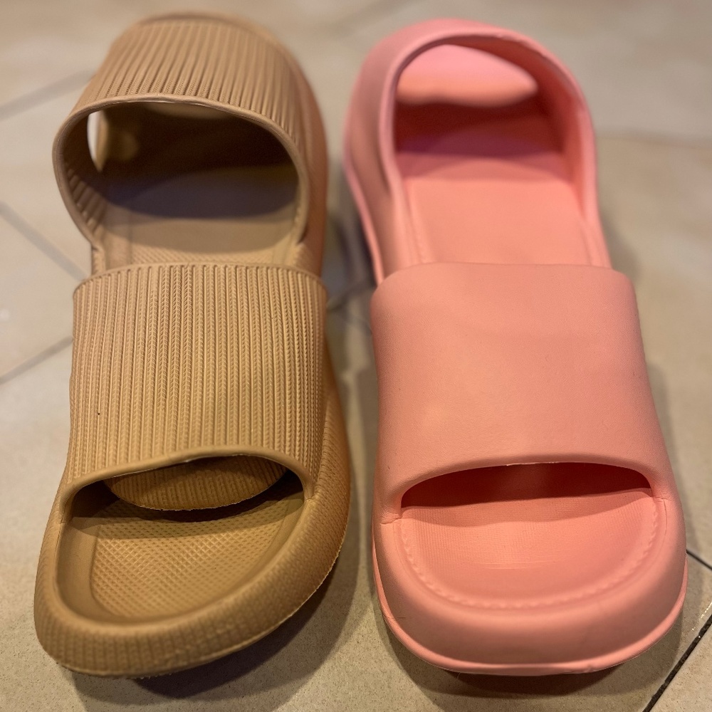 CLOUD SLIDES NEVER WORN SIZE 40-41 BOTH FOR 38$